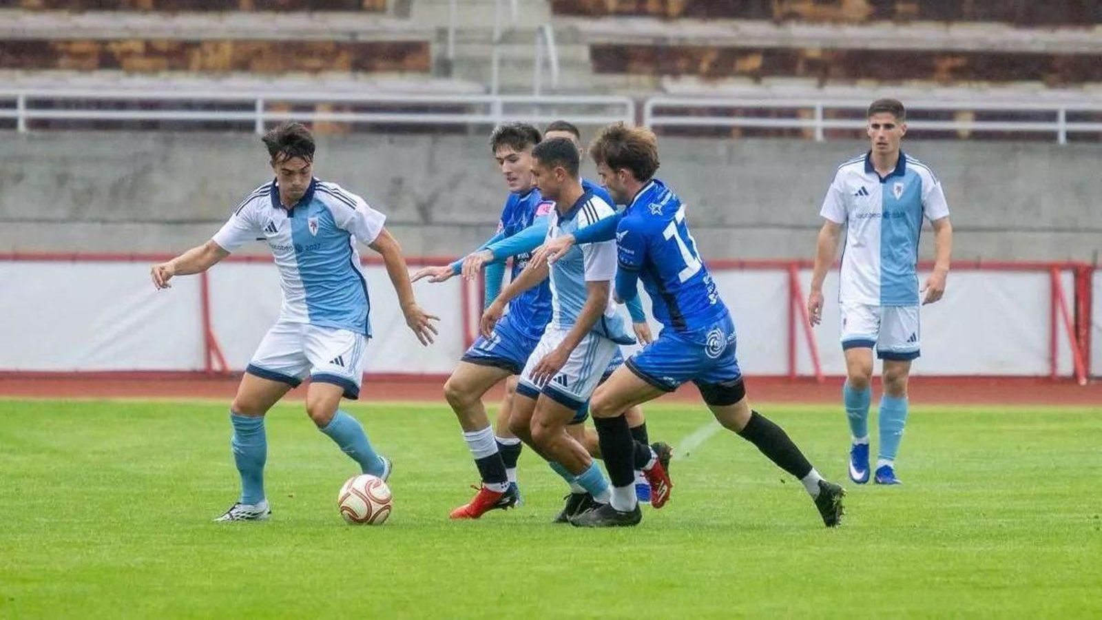 Ramírez, jugador del Ourense CF, intenta frenar el avance rival en el partido amistoso de ayer.
