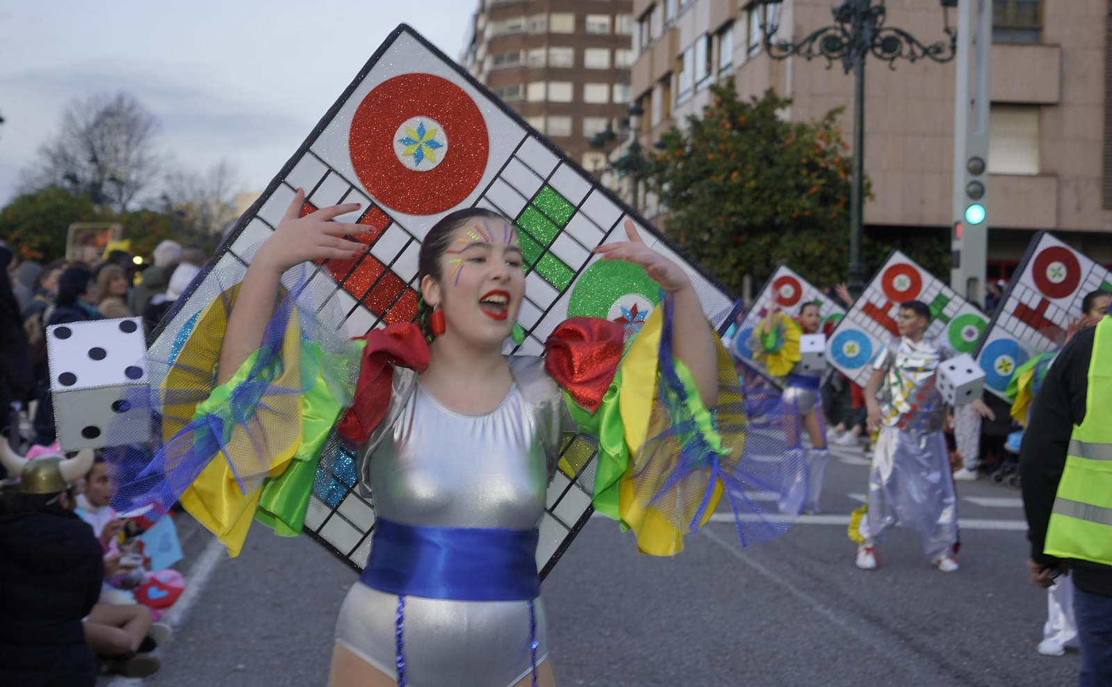 Galería | El desfile de comparsas del Entroido 2026 ilumina las calles de Vigo