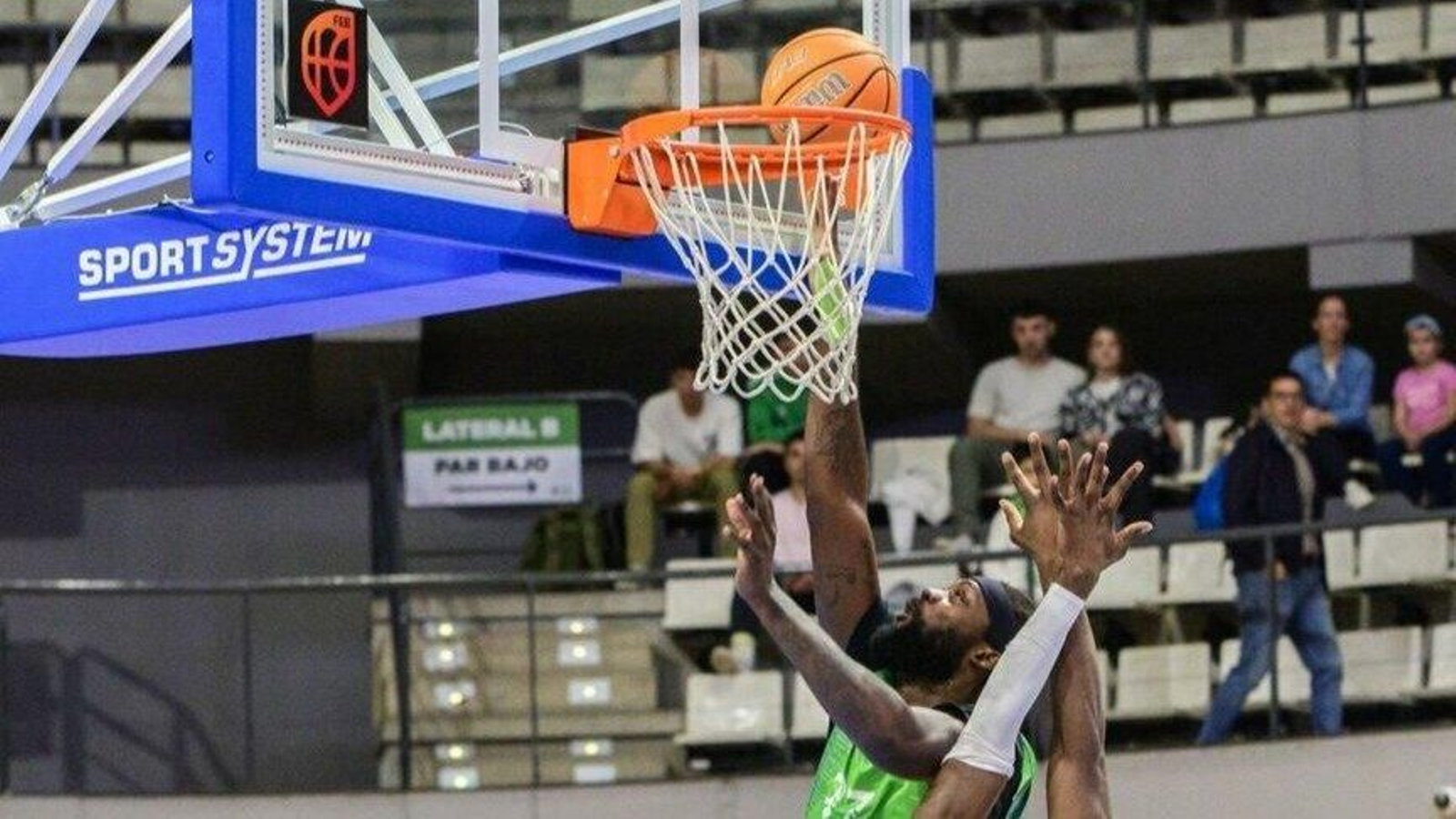 Viny Okouo trata de anotar ante Kande, del Cantabria (P. Cándidio)