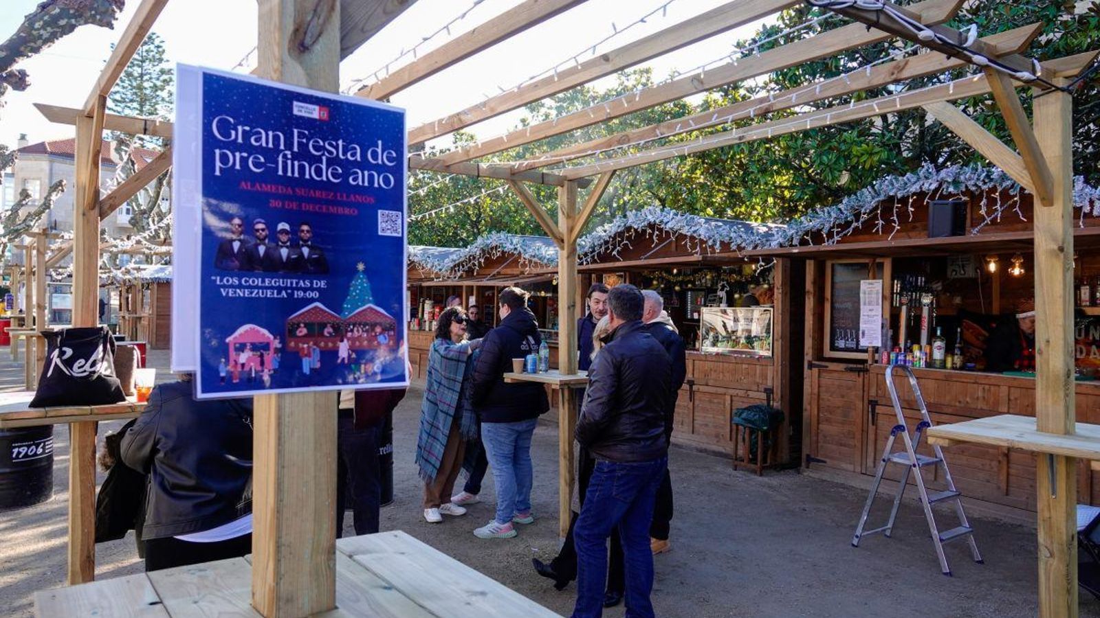 En la alameda está instalado un mercadillo navideño y tendrá una fiesta de prefin de año, que está de moda.