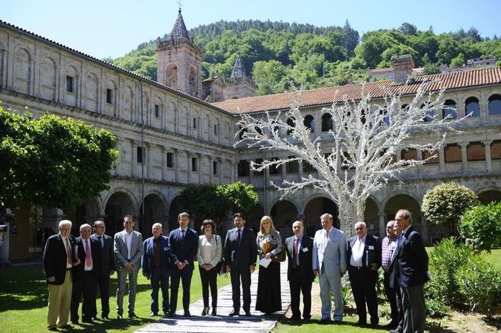 Núñez Feijóo y Rodríguez Miranda, junto a los componentes de la Comisión Delegada, ayer.
