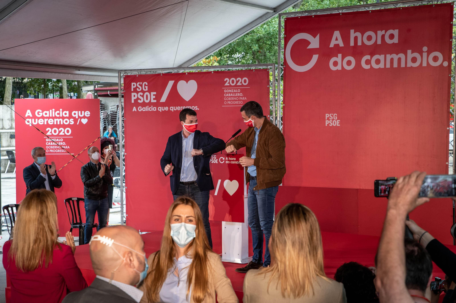 OURENSE (XARDÍNS DO POSÍO). 27/06/2020. OURENSE. El presidente del gobierno, Pedro Sánchez, acompaña al candidato a la Xunta de Galicia, Gonzalo Caballero y a Marina Ortega en un mitin del PSdeG-PSOE. FOTO: ÓSCAR PINAL