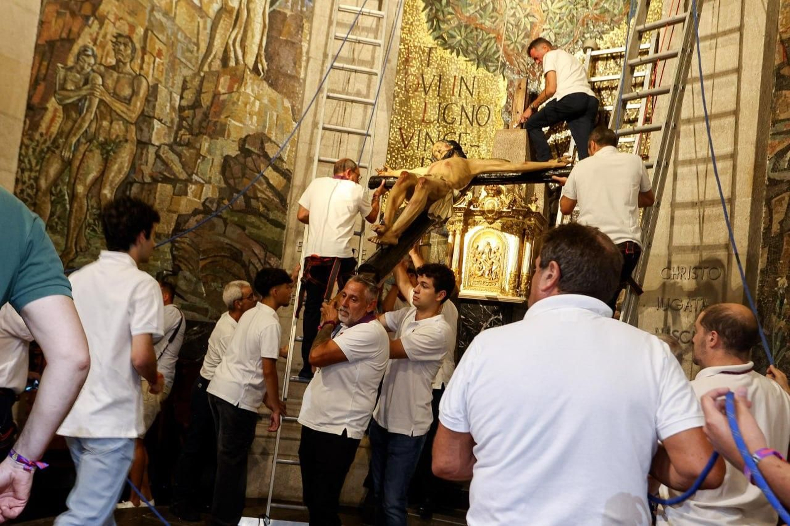 Galería | Vigo vive el pregón y el descendimiento del Cristo da Victoria