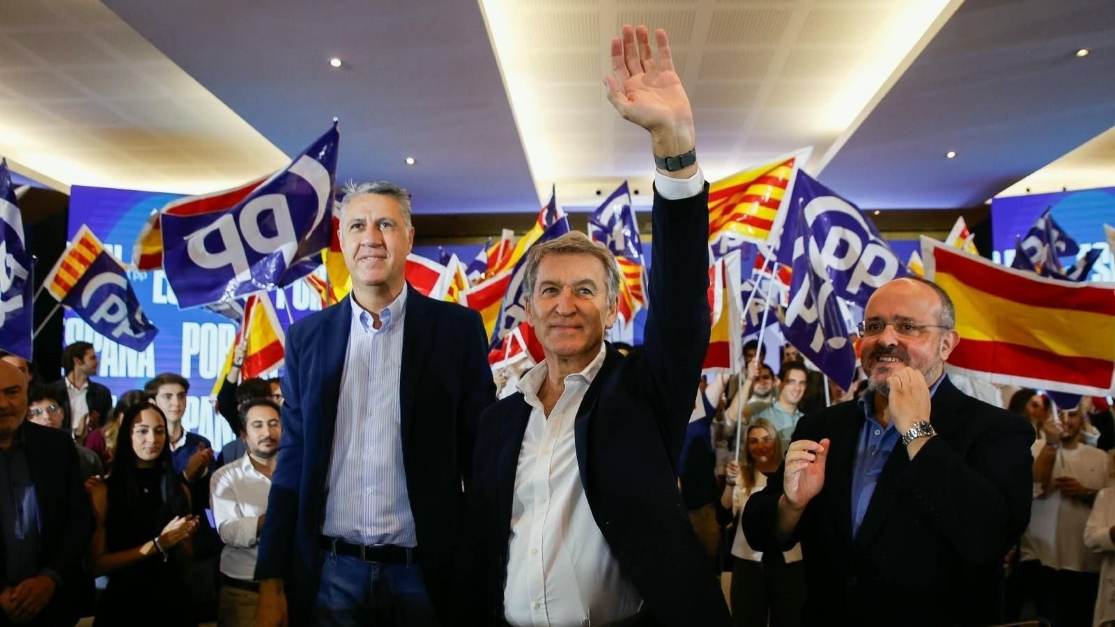 El presidente del PP, Alberto Núñez Feijóo junto al presidente del PP de Catalunya, Alejandro Fernández (derecha) y el alcalde de Badalona y candidato al Congreso por Barcelona, Xavier Garcia Albiol (izquierda).