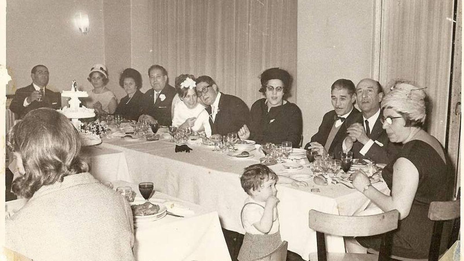 Con lentes, na voda de José Emilio e co avogado Cóleman á súa esquerda.