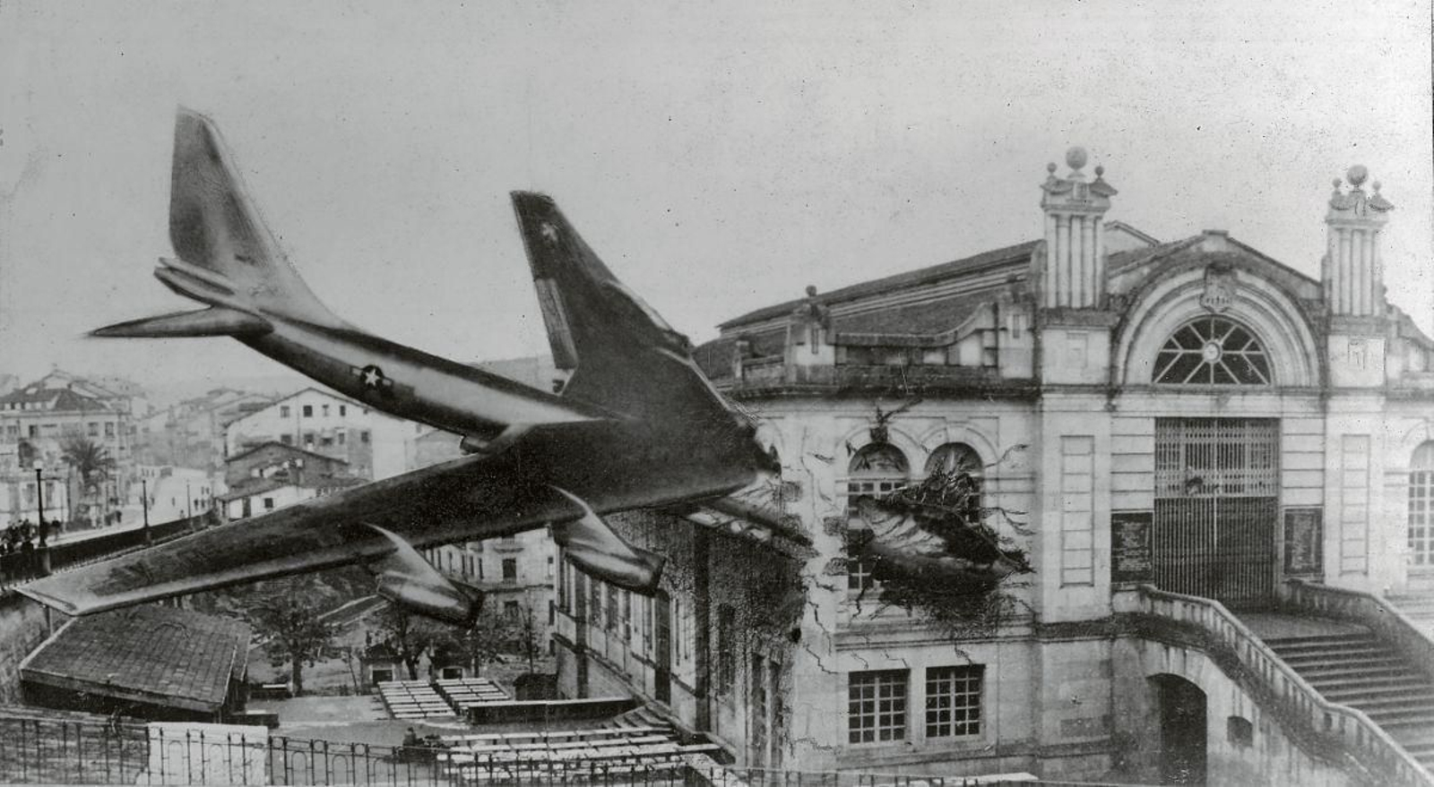 Nada menos que un cuatrimotor a reacción se estrellaba  en 1953 contra la fachada oeste de la Plaza de Abastos debido a una avería. Los cinco tripulantes salieron ilesos pero el edificio sufrió serios daños de los que, por lo que parece, aún no se recuperó… Acababa de anticiparse el futuro 11-S niuyorkino.