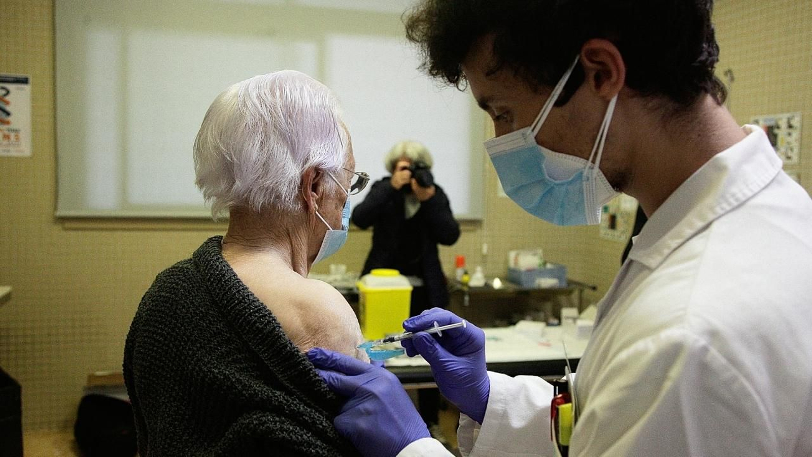 Vacunación de tercera dosis, en el PAC de Maceda. MIGUEL ÁNGEL.