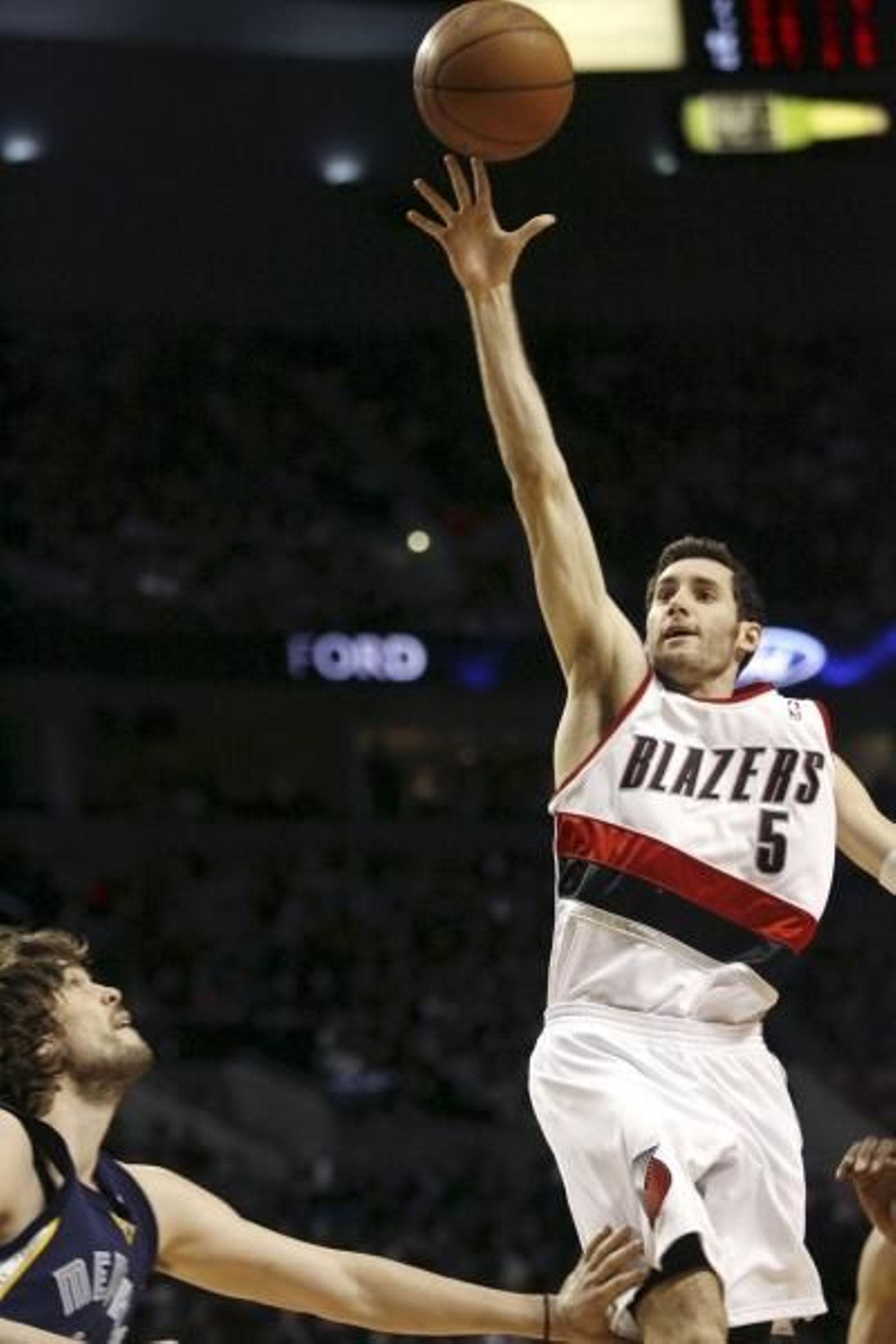 Rudy salta para recoger un balón ante Gasol.