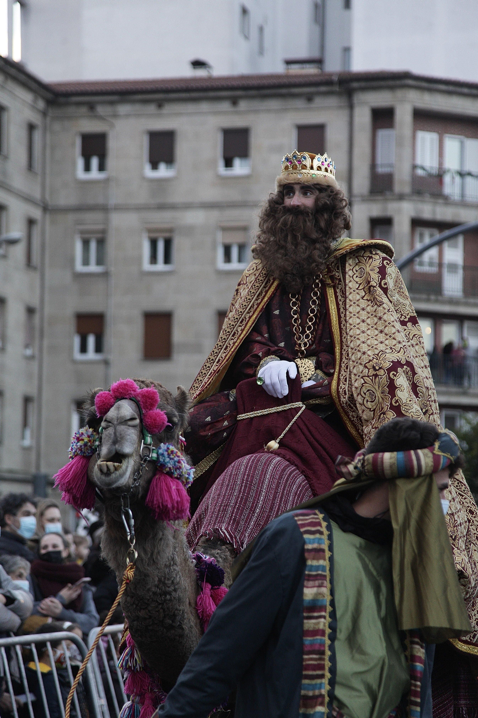 OURENSE. Los Reyes recogieron las cartas de los pequeños durante el desfile. // Miguel Ángel