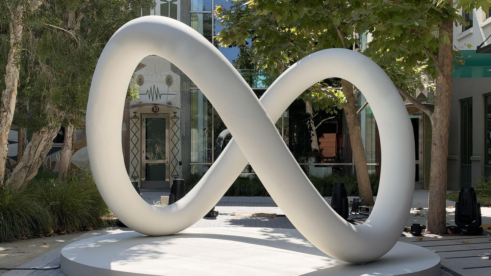 Una escultura del logotipo de Meta se exhibe en los terrenos de la sede de la compañía, en el marco de la conferencia de desarrolladores Meta Connect.