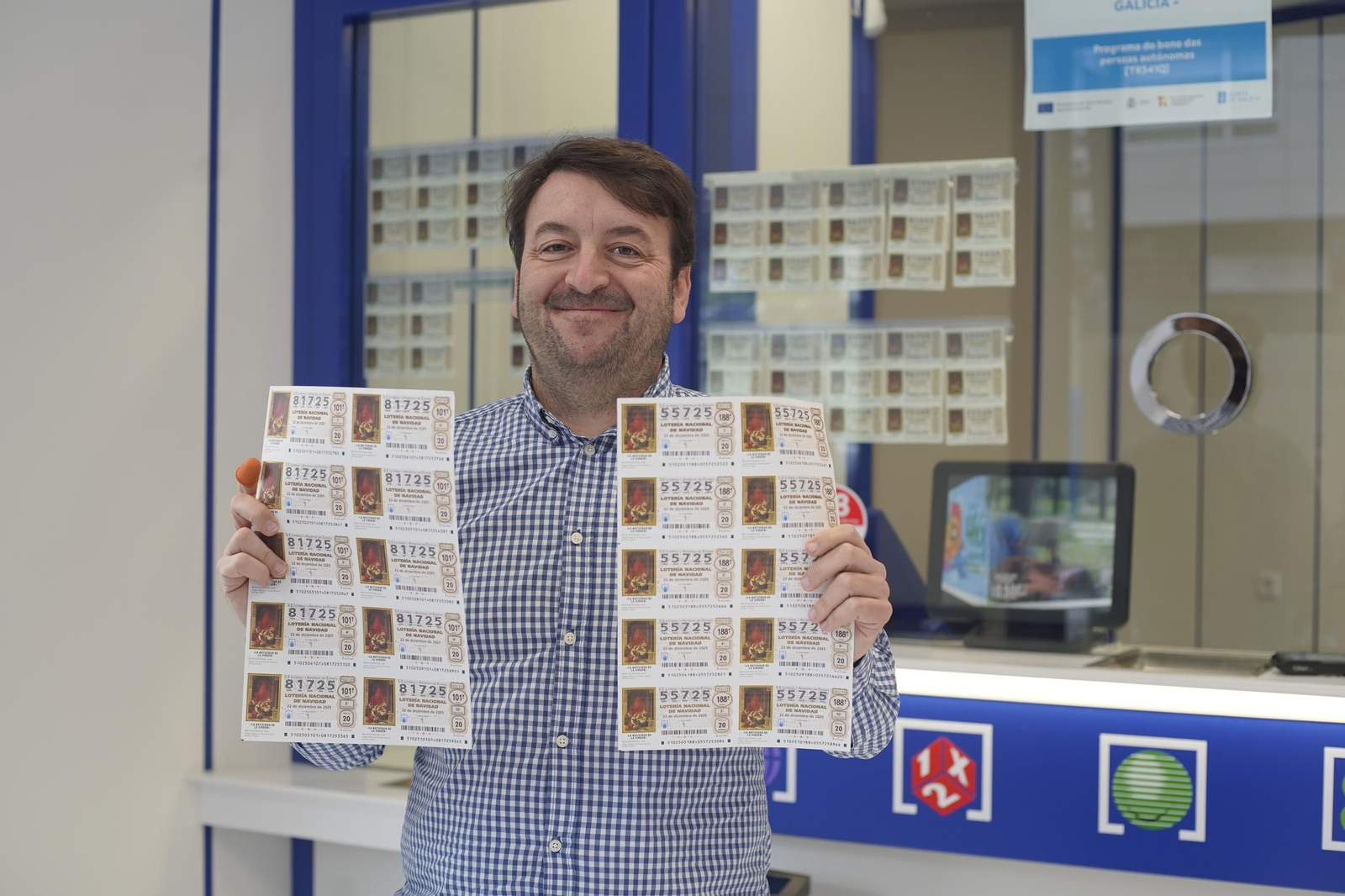 Rafael Acea, el lotero que más premios reparte de Vigo, con series acabadas en 25, de las más codiciadas este año.