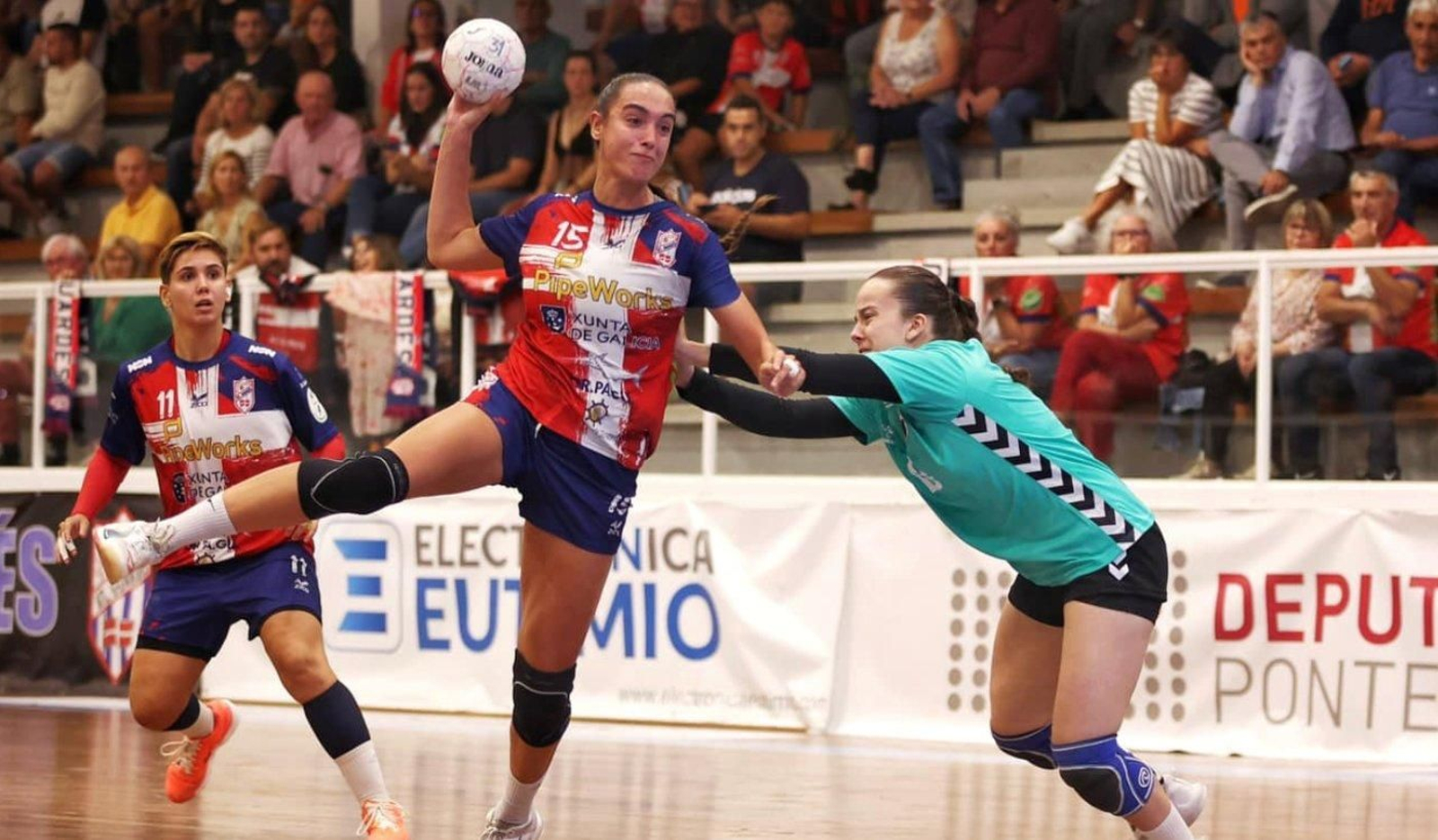 Una jugadora del Guardés culmina un contraataque en el duelo de ayer.