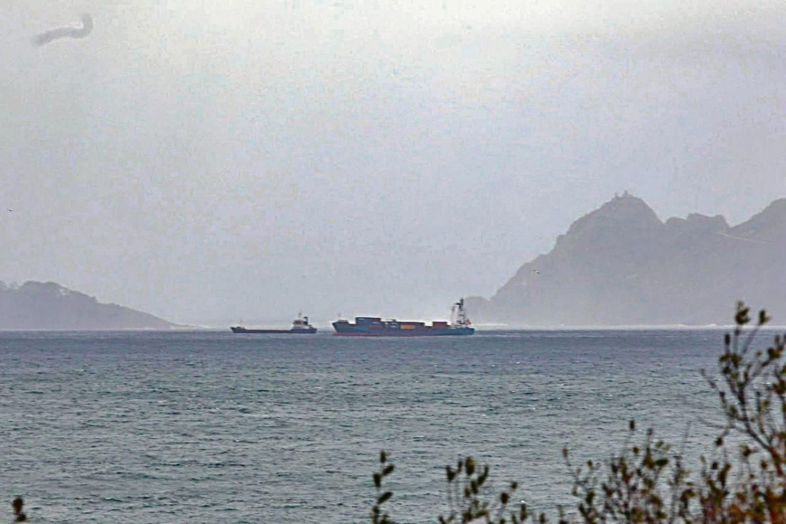 Dos de los mercantes que fondearon ayer al refugio de Cíes ante el fuerte temporal en el mar.