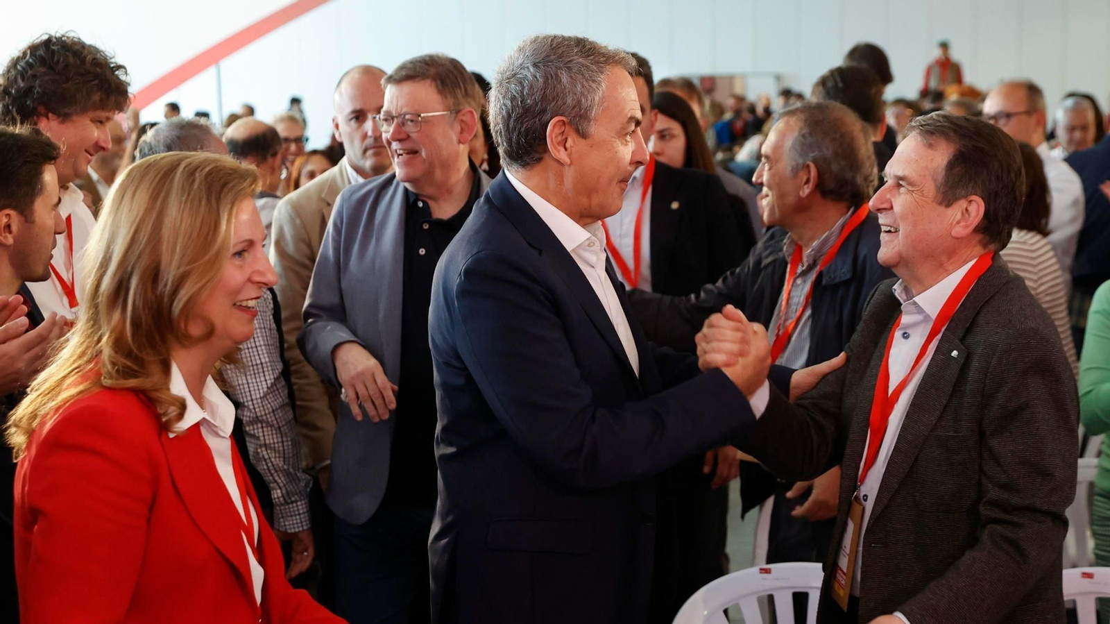 Zapatero saluda a Caballero en la convención municipal del PSOE en Valencia. // EFE