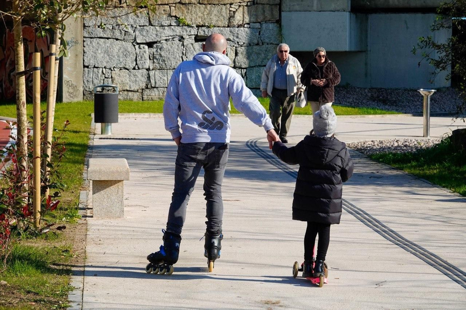 Un padre jugando con su hija.