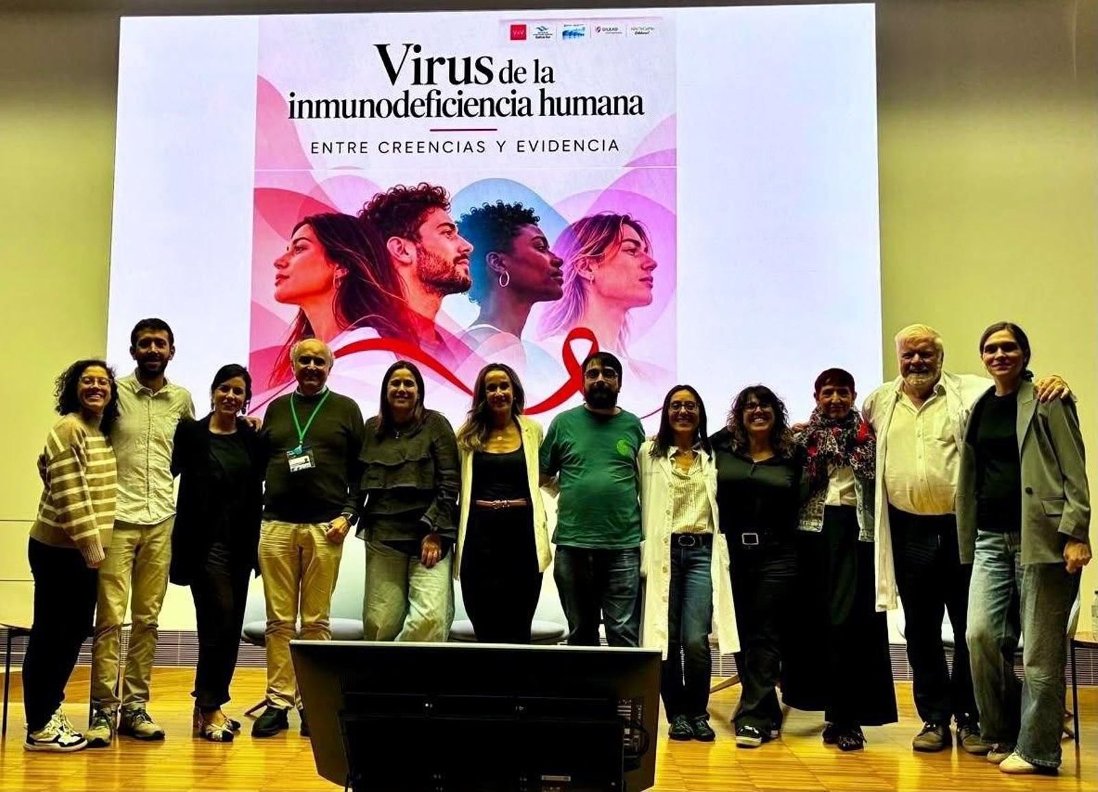 De derecha a izquierda, Claudia Vázquez, Antonio Ocampo,Balbina Coello, Liliana Freijeiro, María Marcos, Alexandre Pérez, Laura Labajo, Silvia Rodríguez, Luis Morano, Laura González, Alejandro Araújo y Elisa Solla.