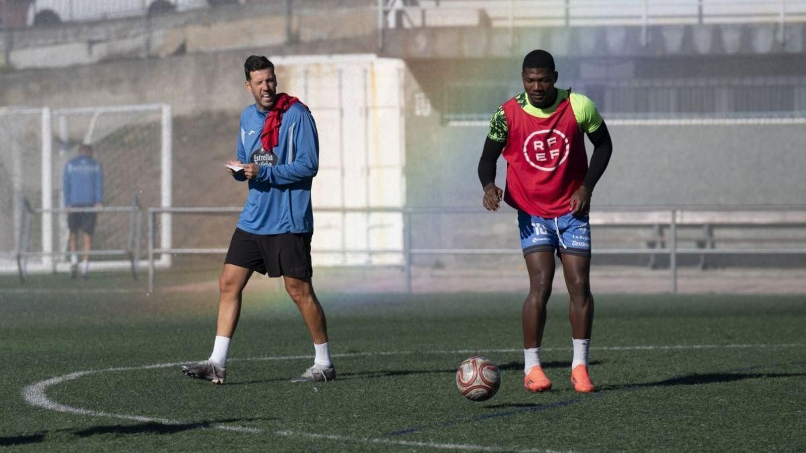 El entrenador del Ourense CF, Jorge Cuesta, y el centrocampista Robus, en un entrenamiento.