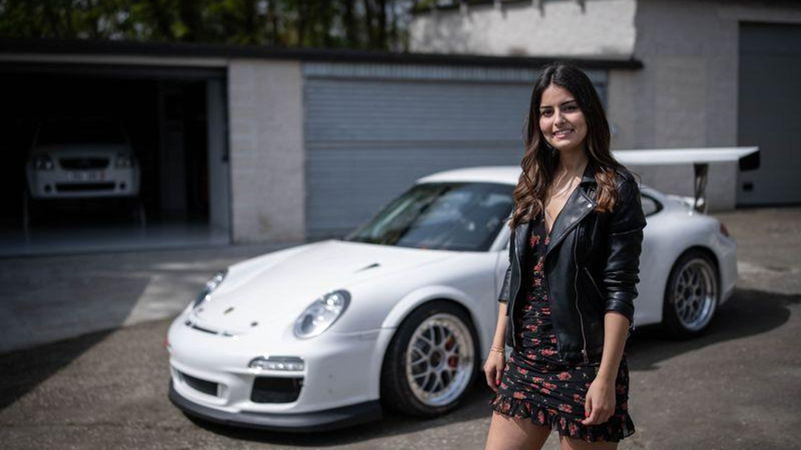 SAN CIBRAO DAS VIÑAS (HOSTAL CID CAFETERÍA ROTONDA). 03/04/2021. OURENSE. Entrevista del domingo de +Motor a Noelia Rey junto al Porsche 911 GT3 de Miguel Paredes. FOTO: ÓSCAR PINAL 
