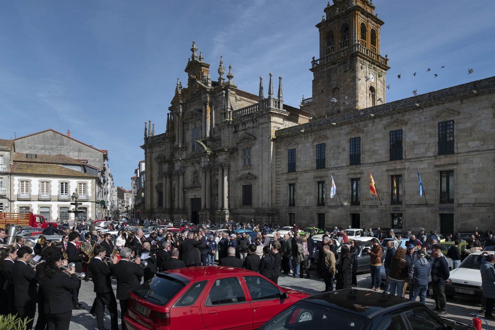 Galería | Celanova vive una jornada de pasión por el mundo del motor, desde coches clásicos a motos chopper
