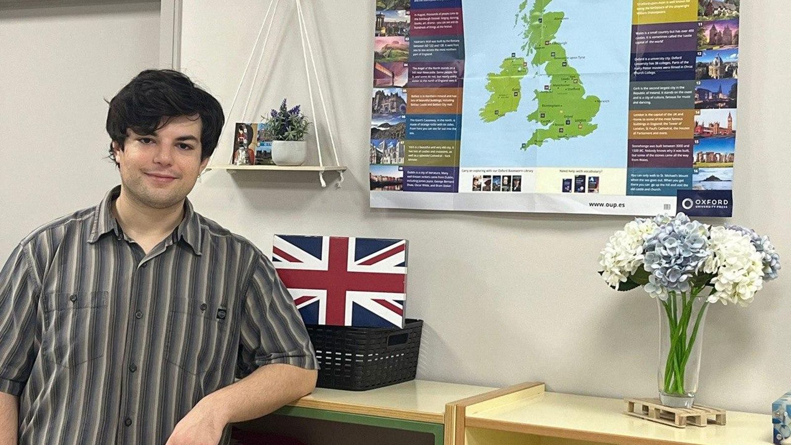 El auxiliar de conversación Daniel Radanov, en un aula del CEIP Pintor Laxeiro.