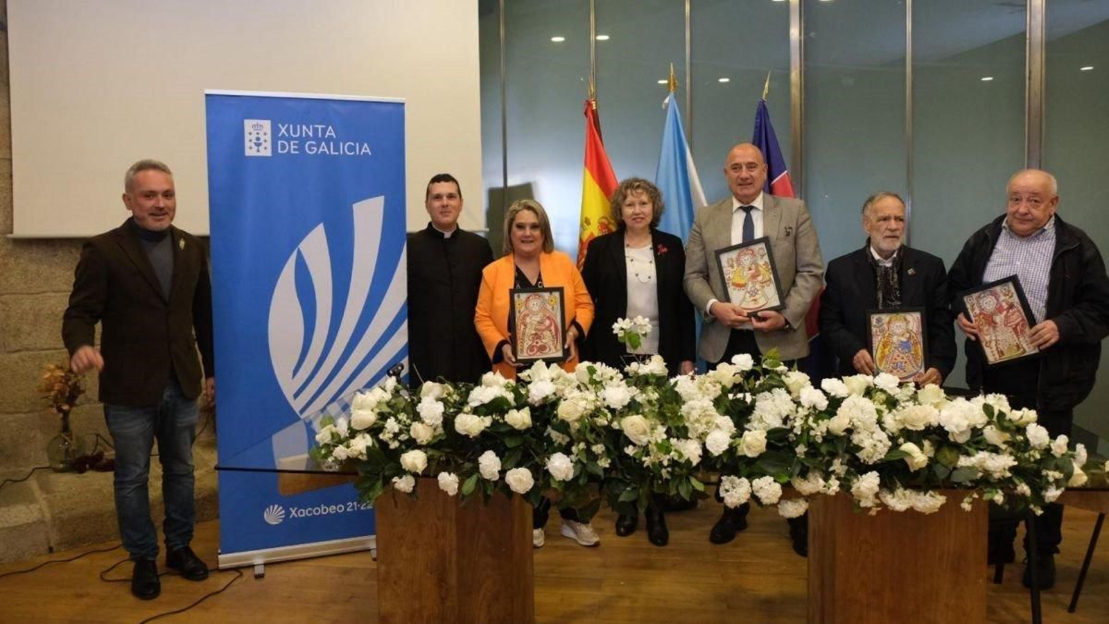 Manuel Carrete, José Manuel Armesto, Pili Pampín, Sara Inés Vega, Mario García, Acisclo Manzano e Manuel Salgado no momento da entrega de premios do Foro do Burgo no Castelo de Castro Caldelas.