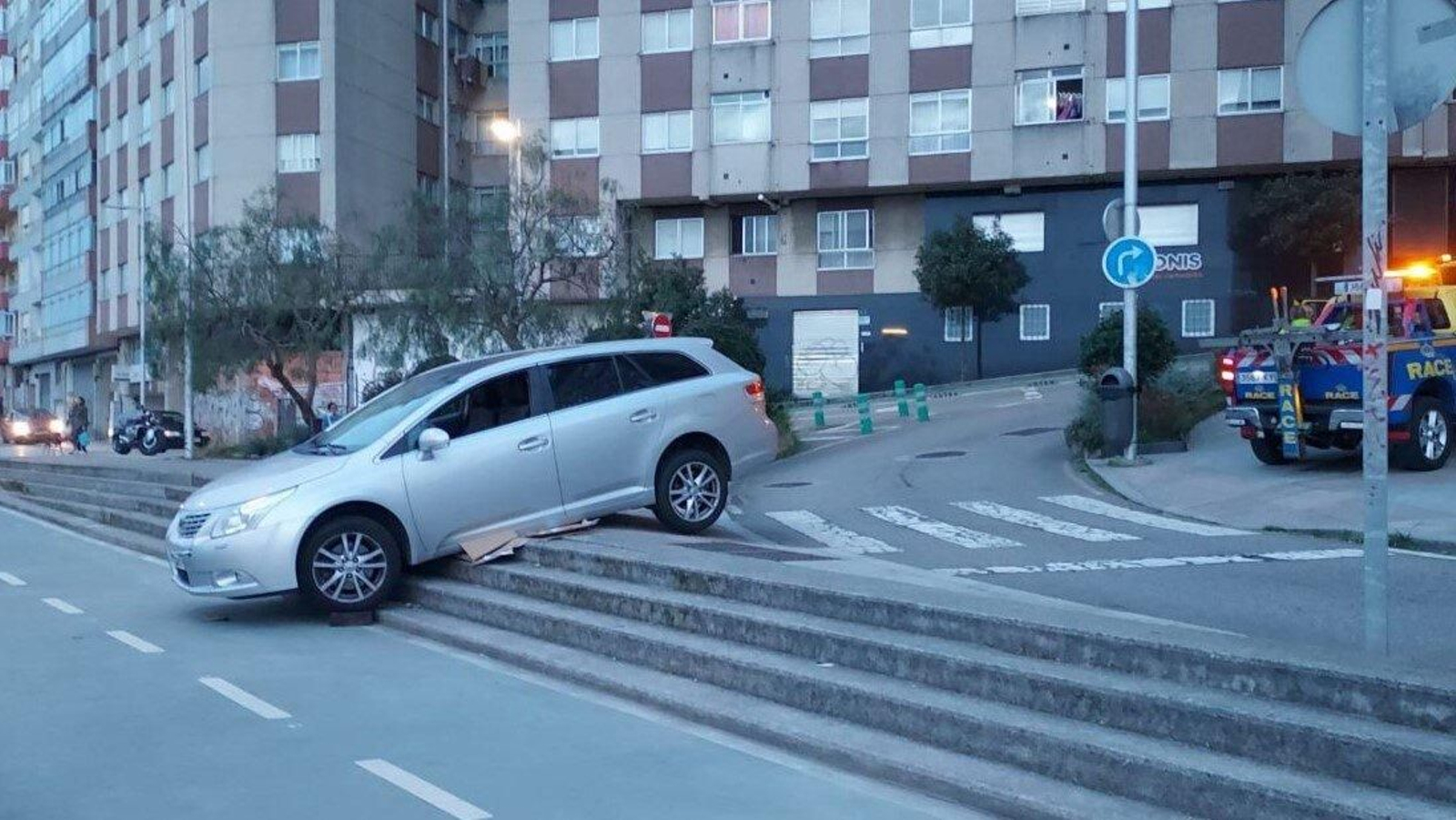 Un coche acaba atascado en unas escaleras en la senda verde de Vigo