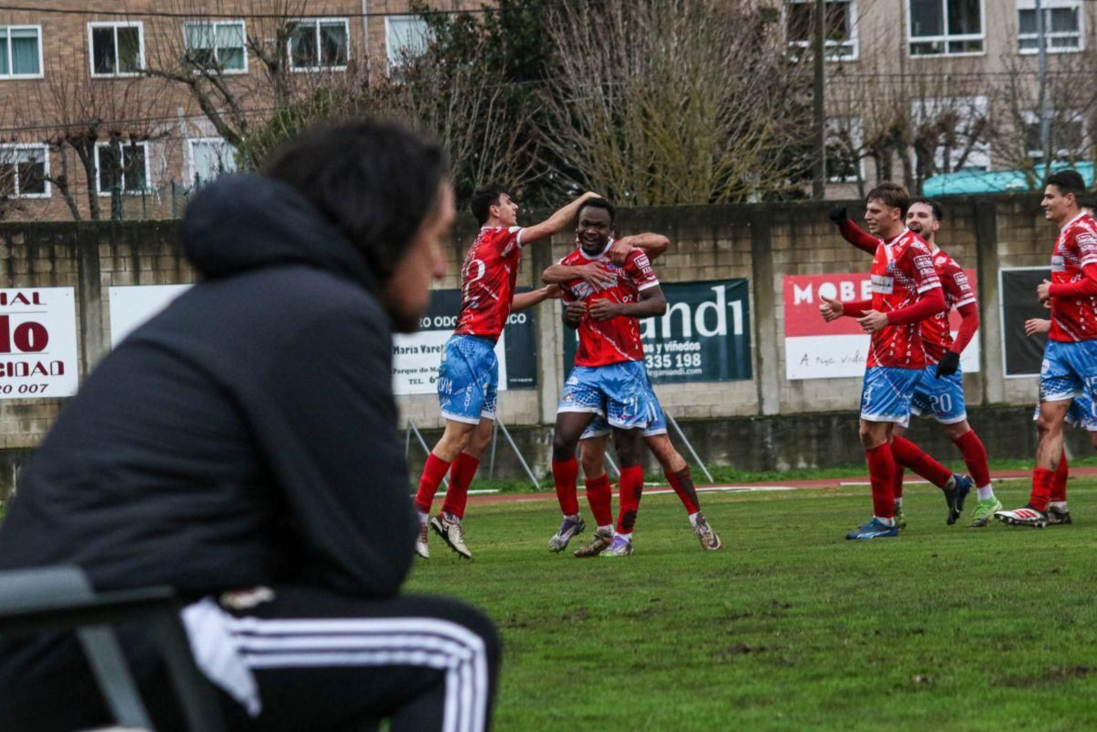 Rabil celebra junto a sus compañeros uno de los tantos ante el Compostela en el encuentro de Calabagueiros