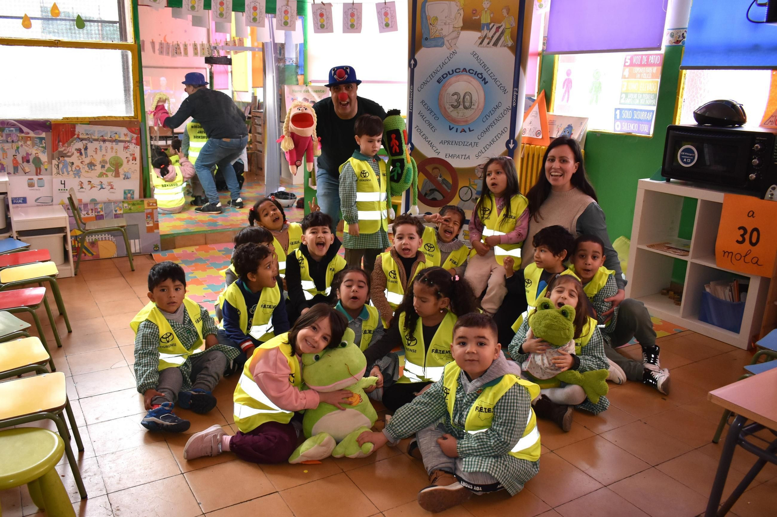 Un grupo de alumnos de Infantil con Beni e a súa profe.