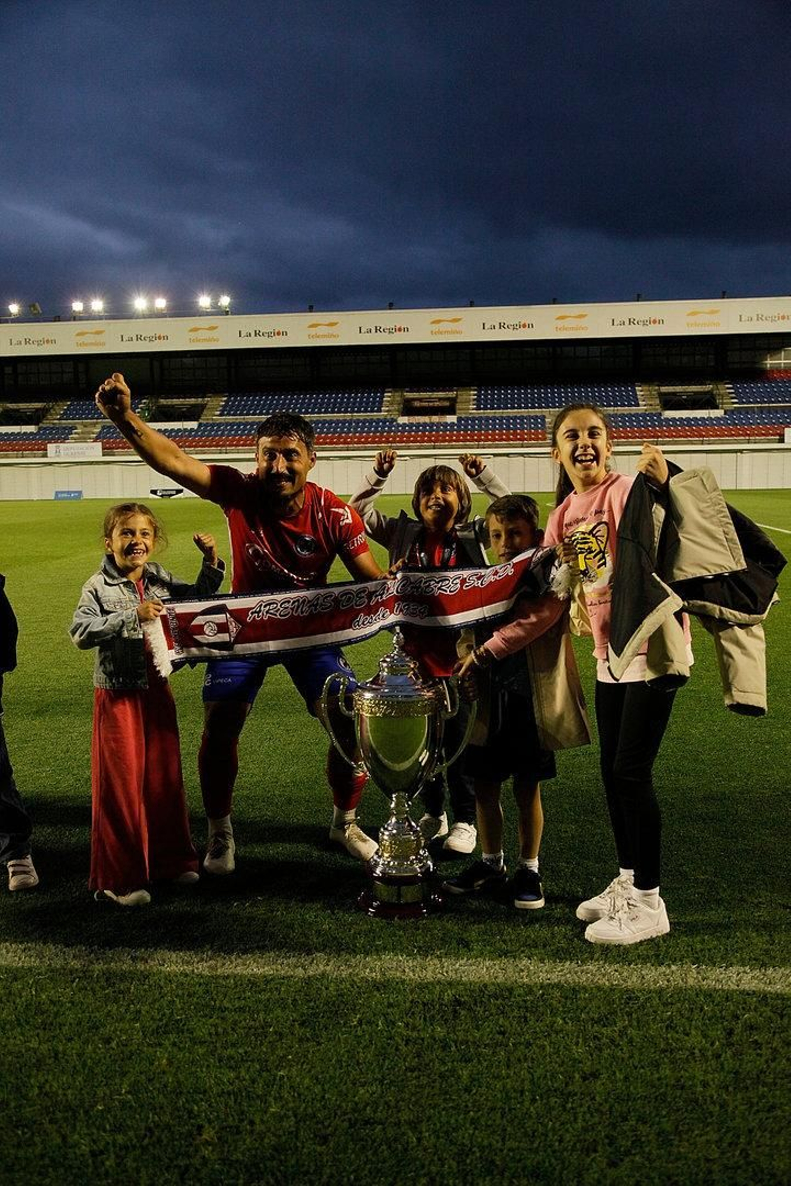 Los jugadores haciéndose fotos con los niños.