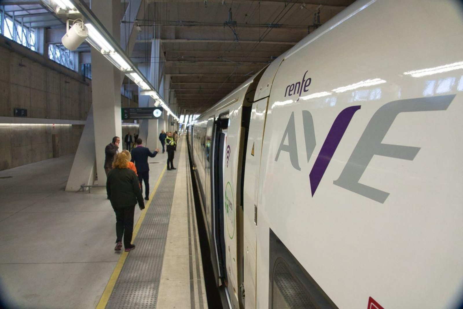 Un tren AVE modelo S-106 estacionado en la estación de Urzaiz