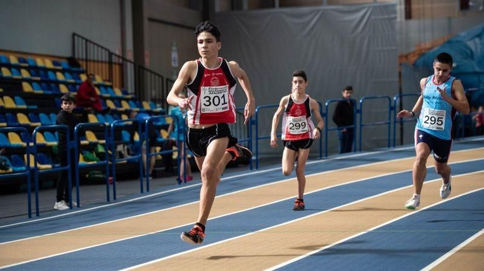 Una de las autonómicas de la pasada temporada atlética en la pista cubierta de Expourense (ÓSCAR PINAL).