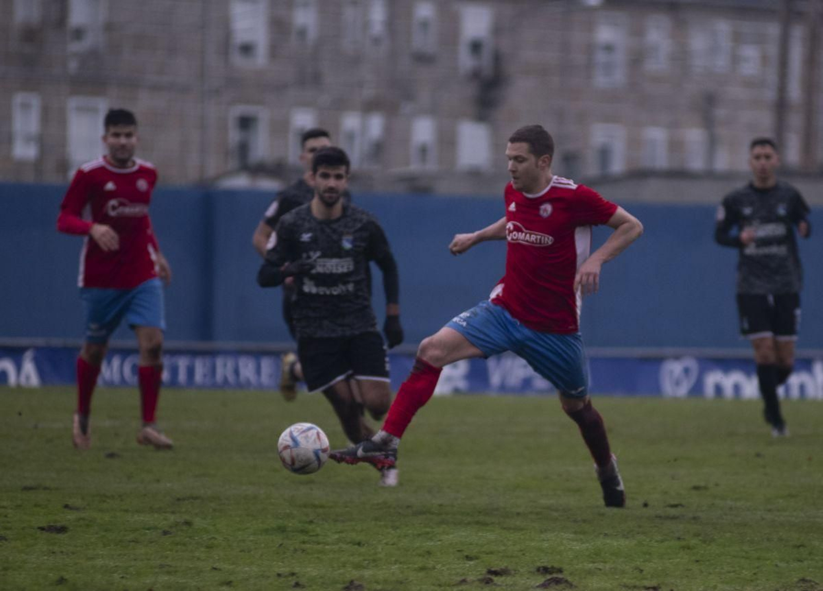 Hugo García, del Verín, controla el balón en el duelo ante el Valladares.