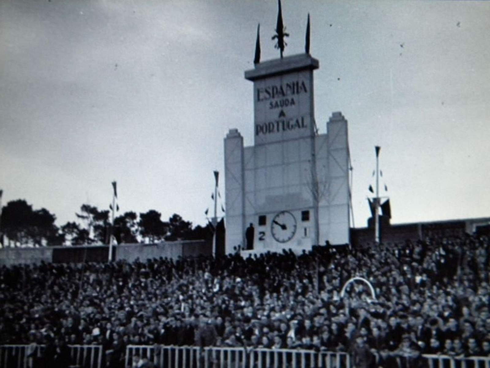 La Torre del Homenaje (el marcador) se construyó para el choque y hubo lleno total.