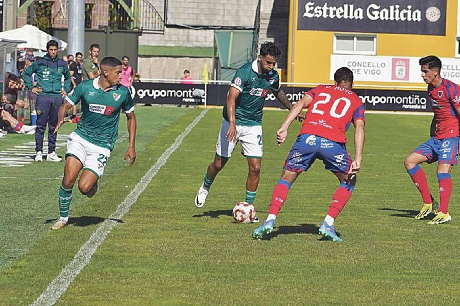 Youssef trata de superar al visitante Royo ayer en O Vao.