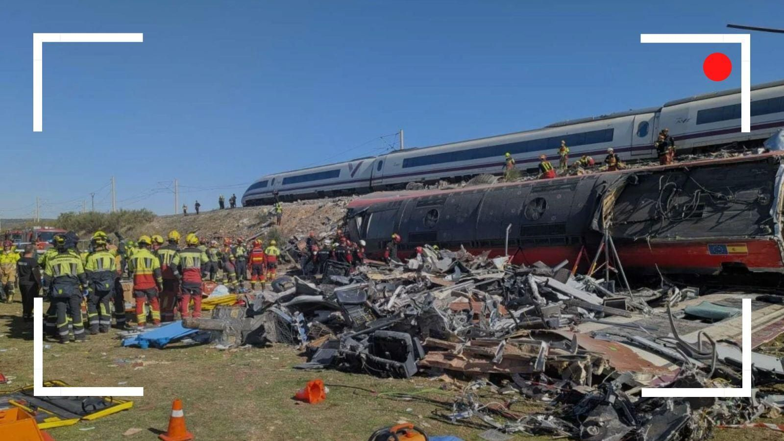 Los equipos de emergencia y los investigadores trabajan en la zona del accidente ferroviario de Urda (Toledo), donde continúa la búsqueda de desaparecidos y la recogida de pruebas para esclarecer las causas del choque.