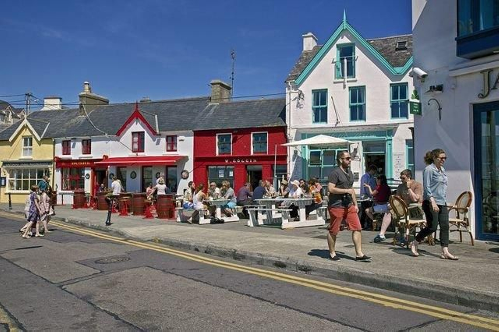 Una de las poblaciones que recorre la carretera costera más larga del mundo, la Wild Atlantic Way, por Irlanda.