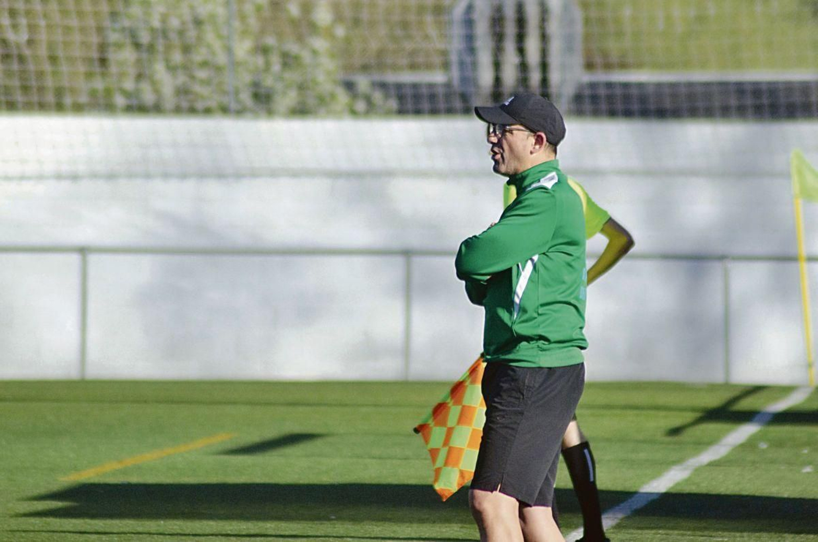 El técnico alaricano Moncho Barge, siguiendo las evoluciones del juego, el sábado en Velle.