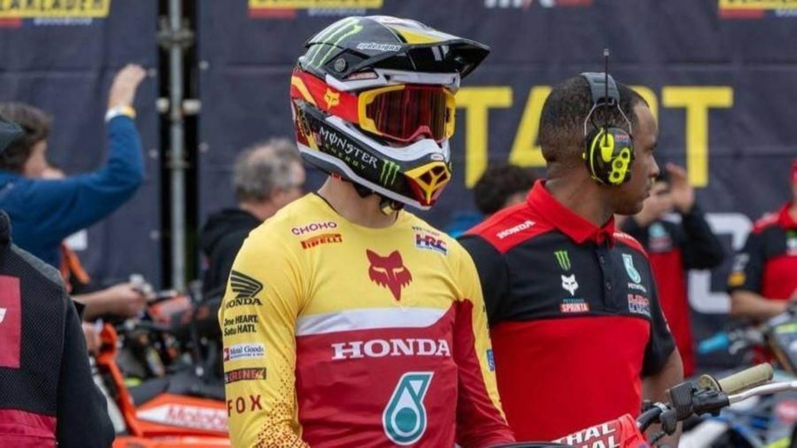 El piloto vigués reposa en un momento previo a las carreras de ayer.