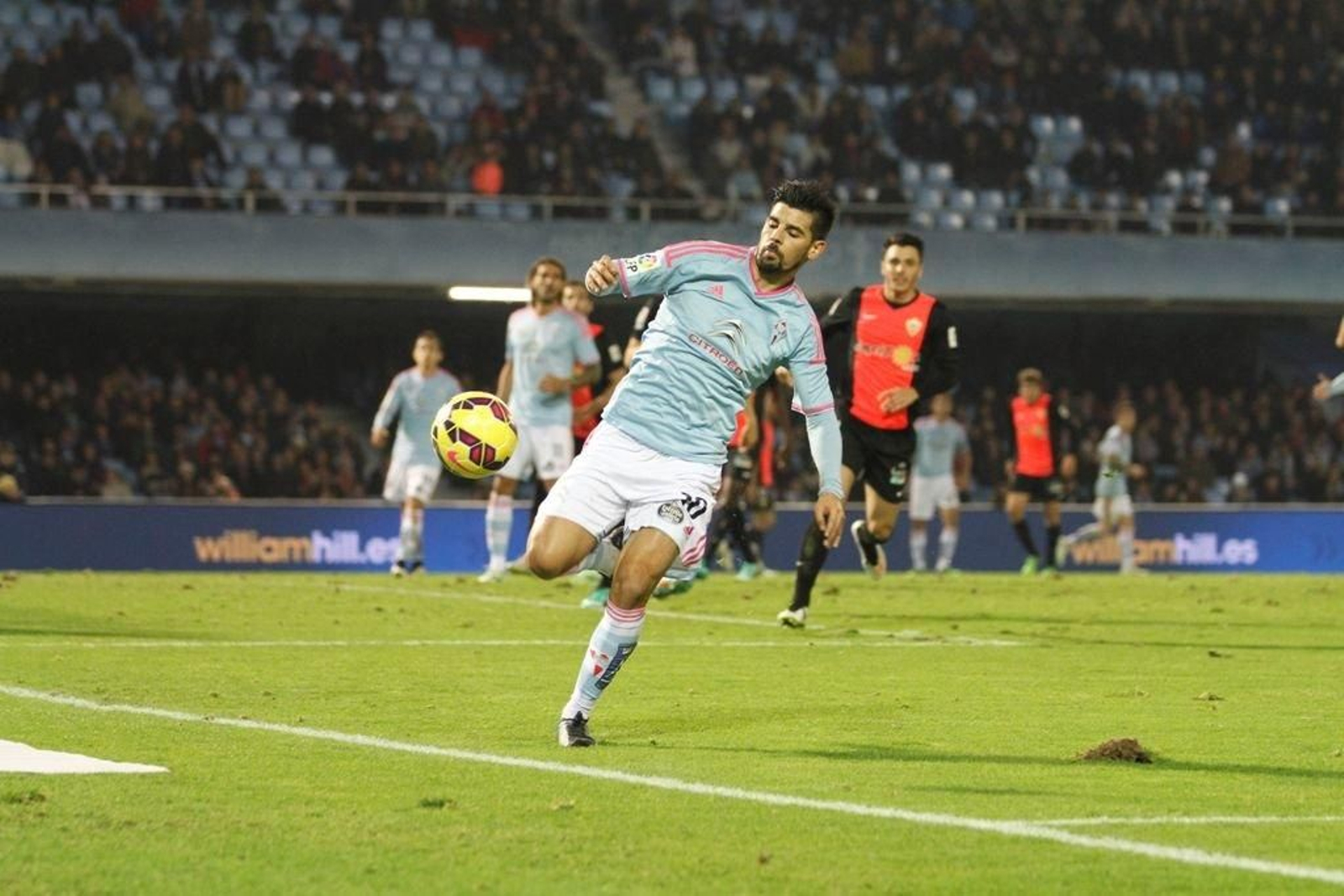 Nolito, sancionado de cara al partido contra el Sevilla, trata de alcanzar un balón el viernes en Balaídos.