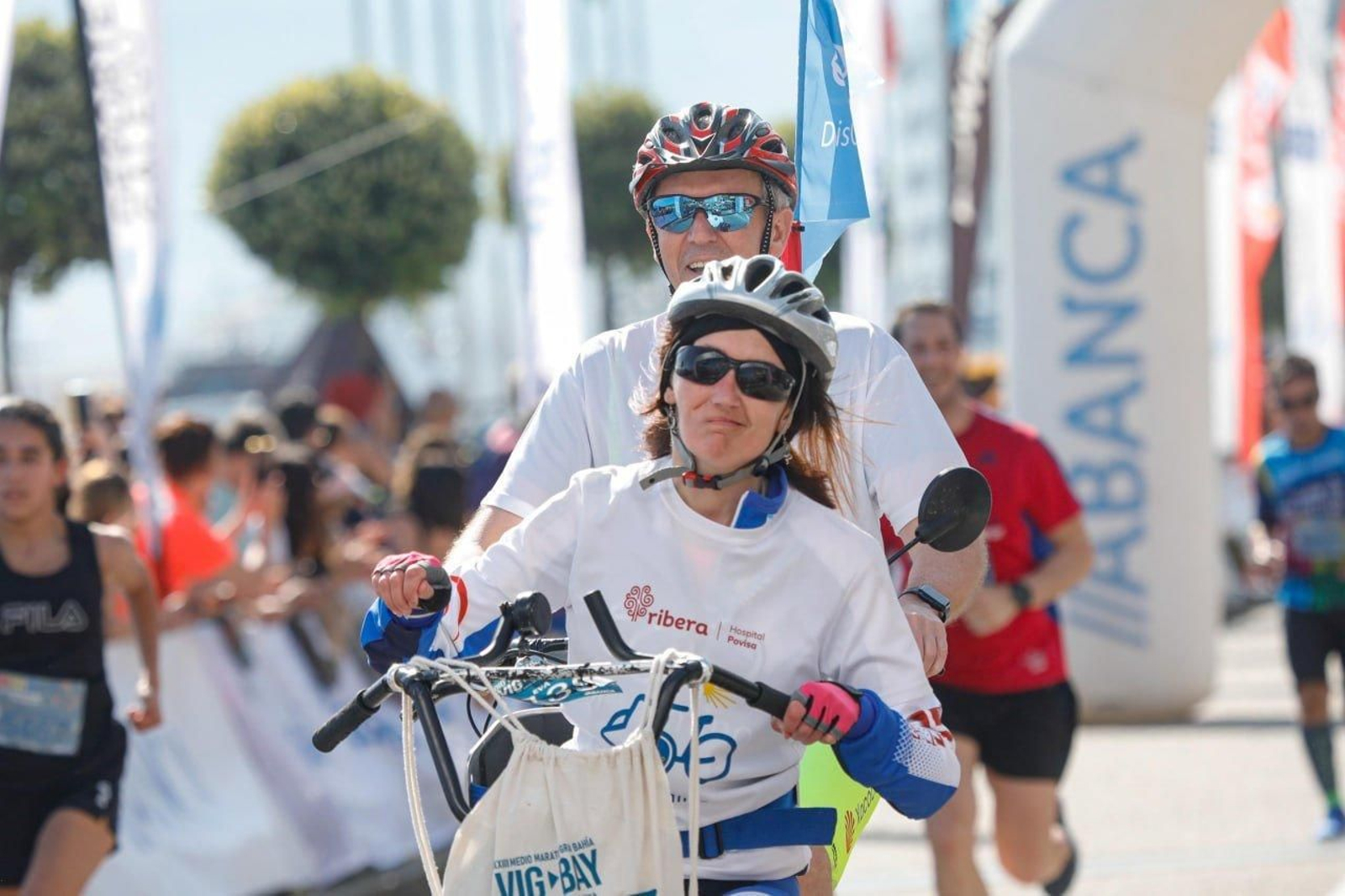 Rueda y su acompañante llegan a meta.