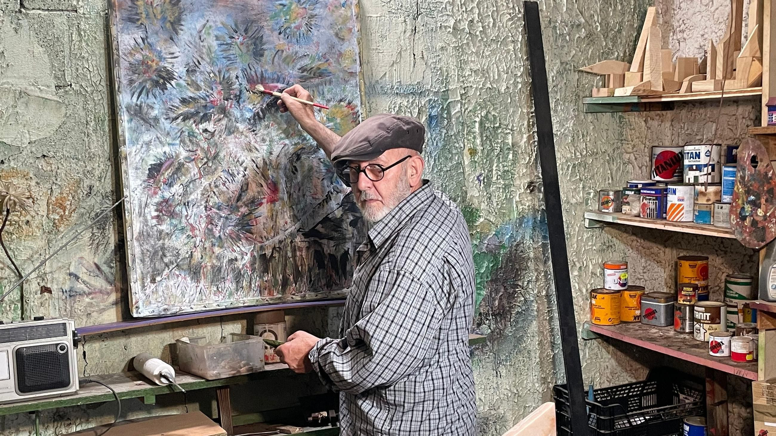 O escultopintor Xosé Rivada, no seu estudo.