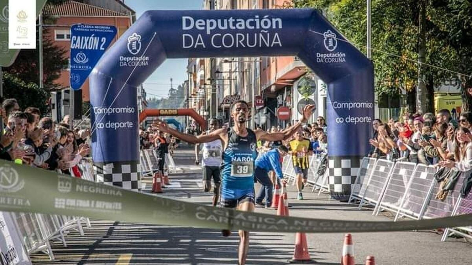 Workneh Fikire alcanza primero la línea de llegada en los 10 kilómetros de Negreira.