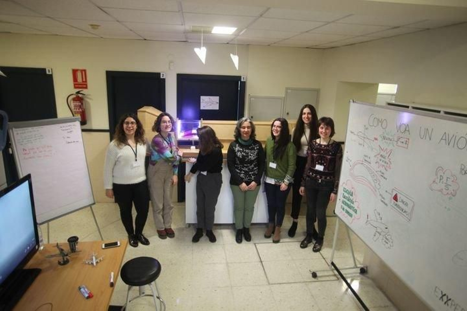 Alumnas de Aeroespacial, con la maqueta del túnel de viento (JOSÉ PAZ).