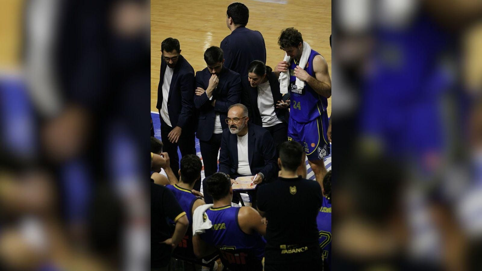 Moncho López habla con sus jugadores en un tiempo muerto.