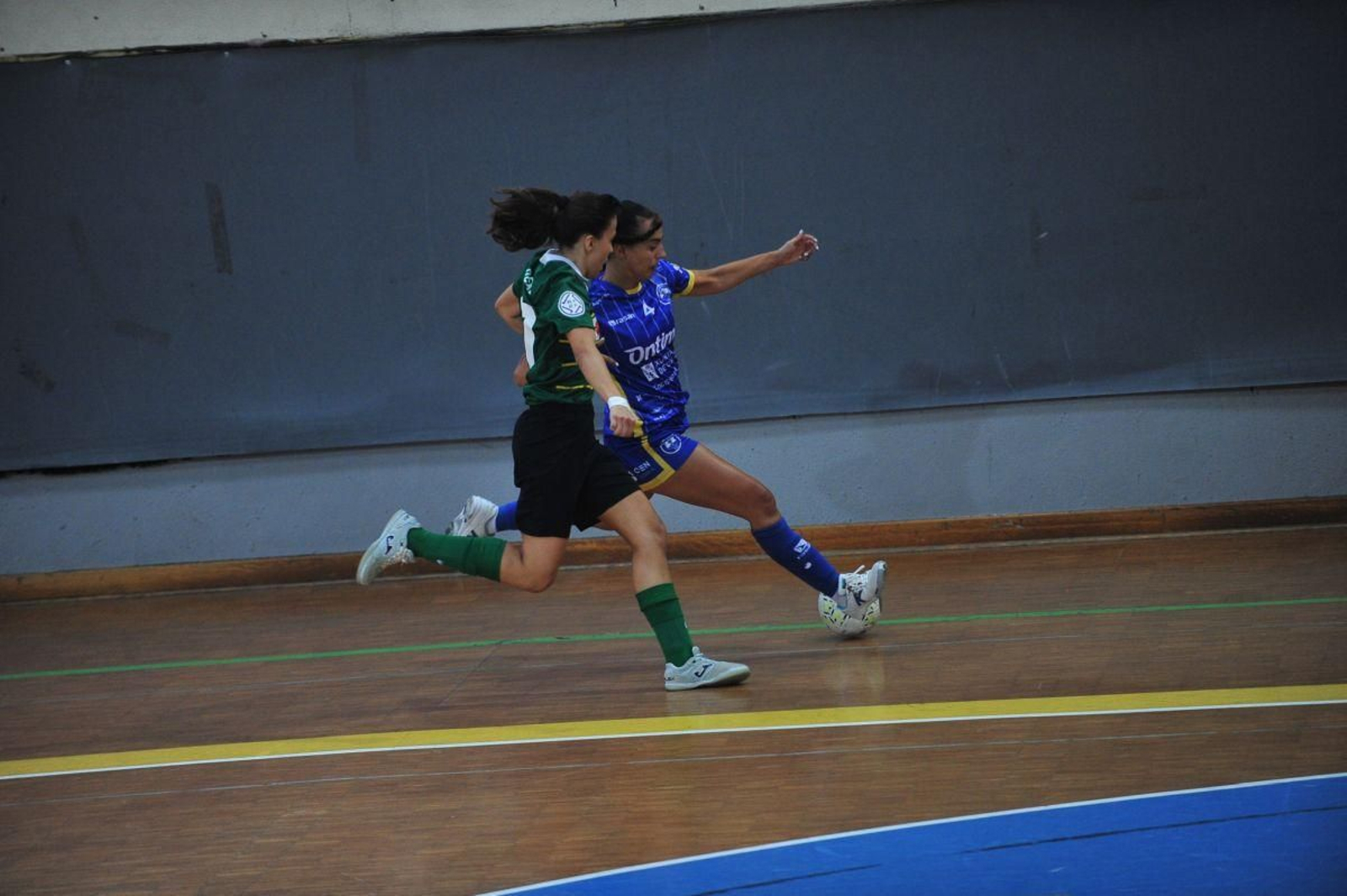 Anita Pino, del Ourense Ontime, intenta superar a una adversaria en Os Remedios.