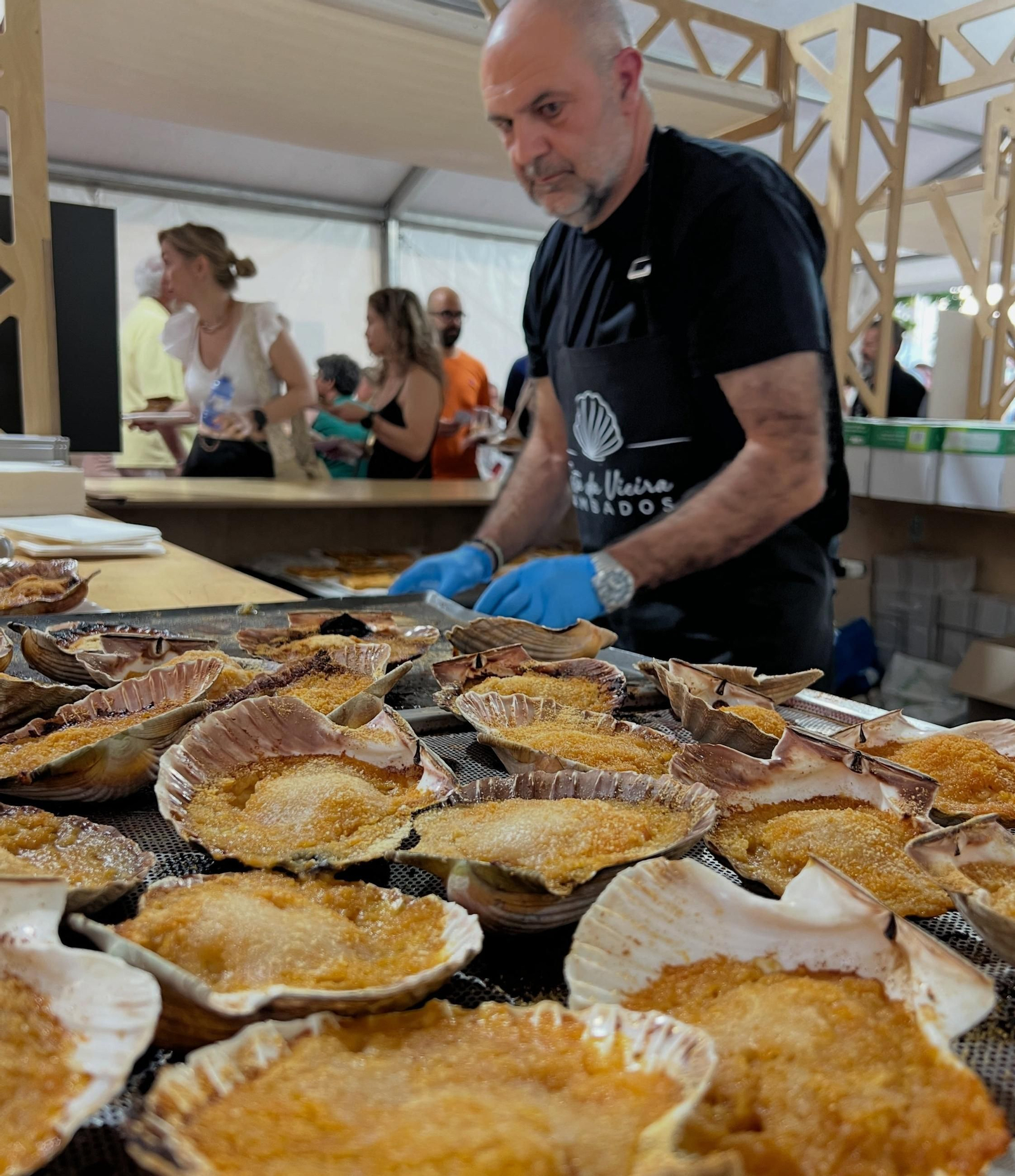 Raciones de vieira al horno, ayer, en uno de los puestos de la fiesta.