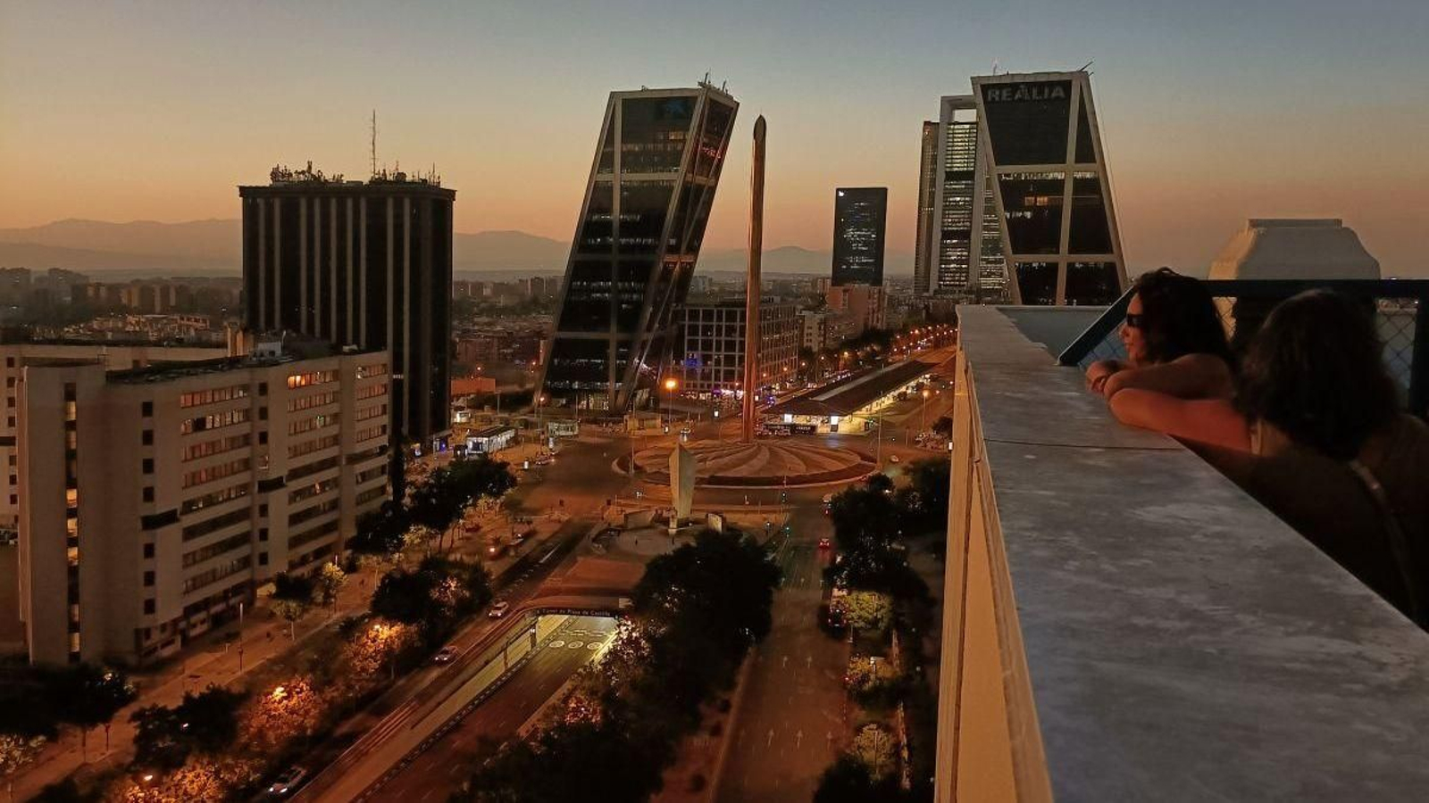 Vista del skyline de Madrid con las Torres KIO al fondo durante el eclipse solar total.