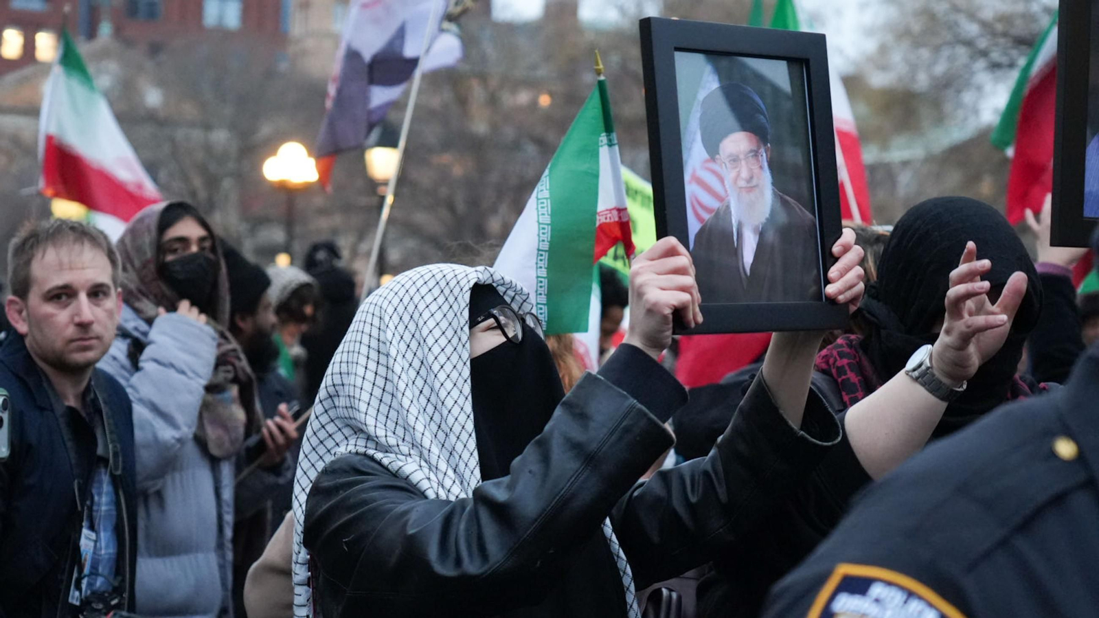 Vigilia por el Ayatolá Ali Khamenei en Washington Square Park