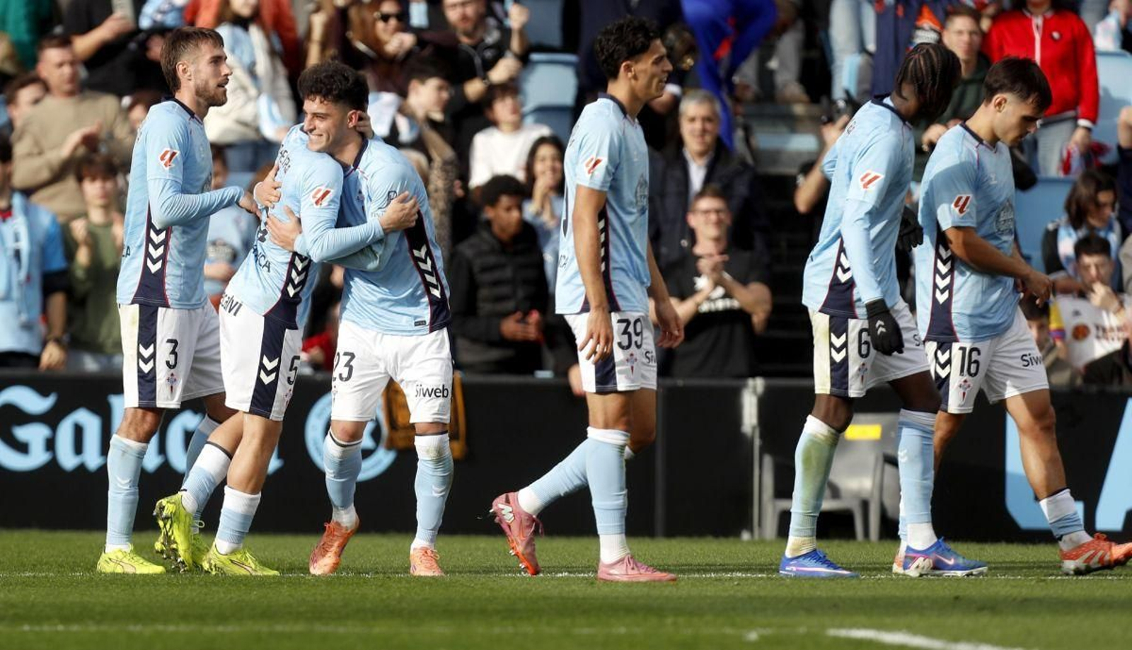 Hugo Álvarez y Sergio Carreira se abrazan al finalizar el partido de ayer jugado en Balaídos.