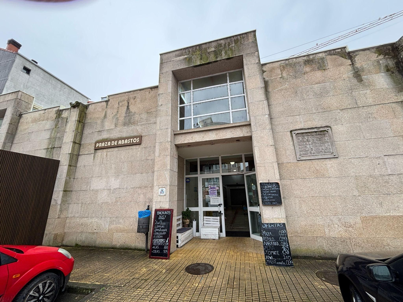 La fachada de la Plaza de Abastos de Xinzo de Limia.